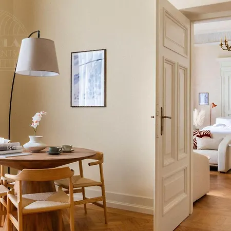 Fragola Le Jardin - Classy, Spacious Old Town