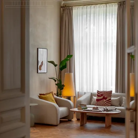 Fragola Le Jardin - Classy, Spacious Old Town *