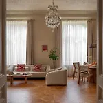 Fragola Le Jardin - Classy, Spacious Old Town Lejlighed *