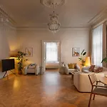 Fragola Le Jardin - Classy, Spacious Old Town *